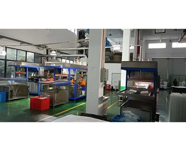 吸(xī)塑車間(jiān)一角