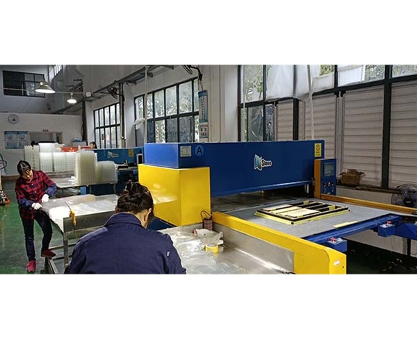 吸(xī)塑車間一角