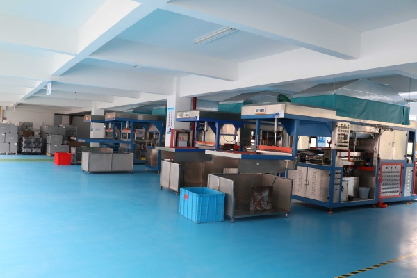 吸塑包(bao)裝生産(chǎn)車間