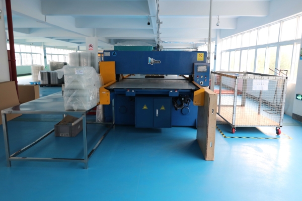 吸塑包(bāo)裝生産(chan)車間