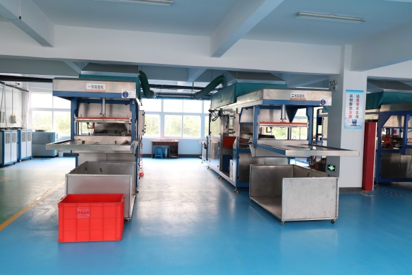 吸塑包(bāo)裝生産車間