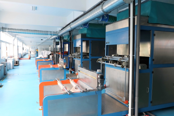 吸塑包(bao)裝生産(chǎn)車間