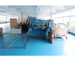 吸(xi)塑包裝(zhuang)生産車(che)間