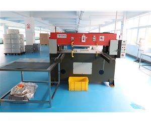 吸塑包(bāo)裝生産車(chē)間