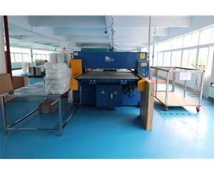 吸塑包(bāo)裝生産車(che)間