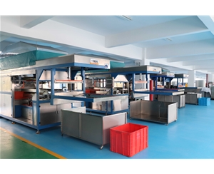 吸(xi)塑包裝(zhuāng)生産車(chē)間